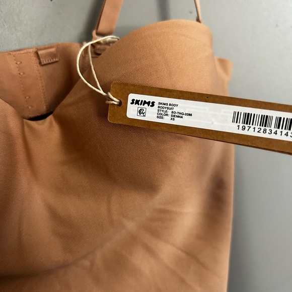 Skims Body Underwire Bodysuit - Picture 2 of 4